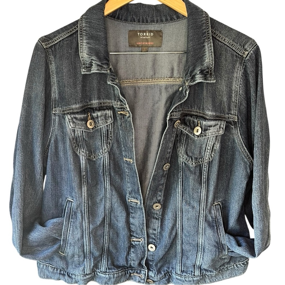 Torrid Stretch Denim Trucker Jacket Size 2 (18/20) Medium Wash Pre-Owned